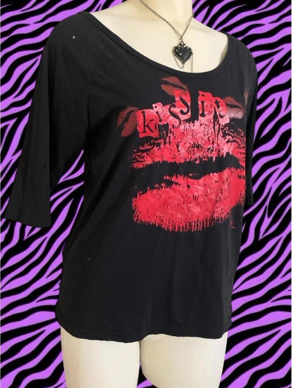NWOT Y2K Abbey Dawn 'Kiss It!!!' half sleeve Tee
